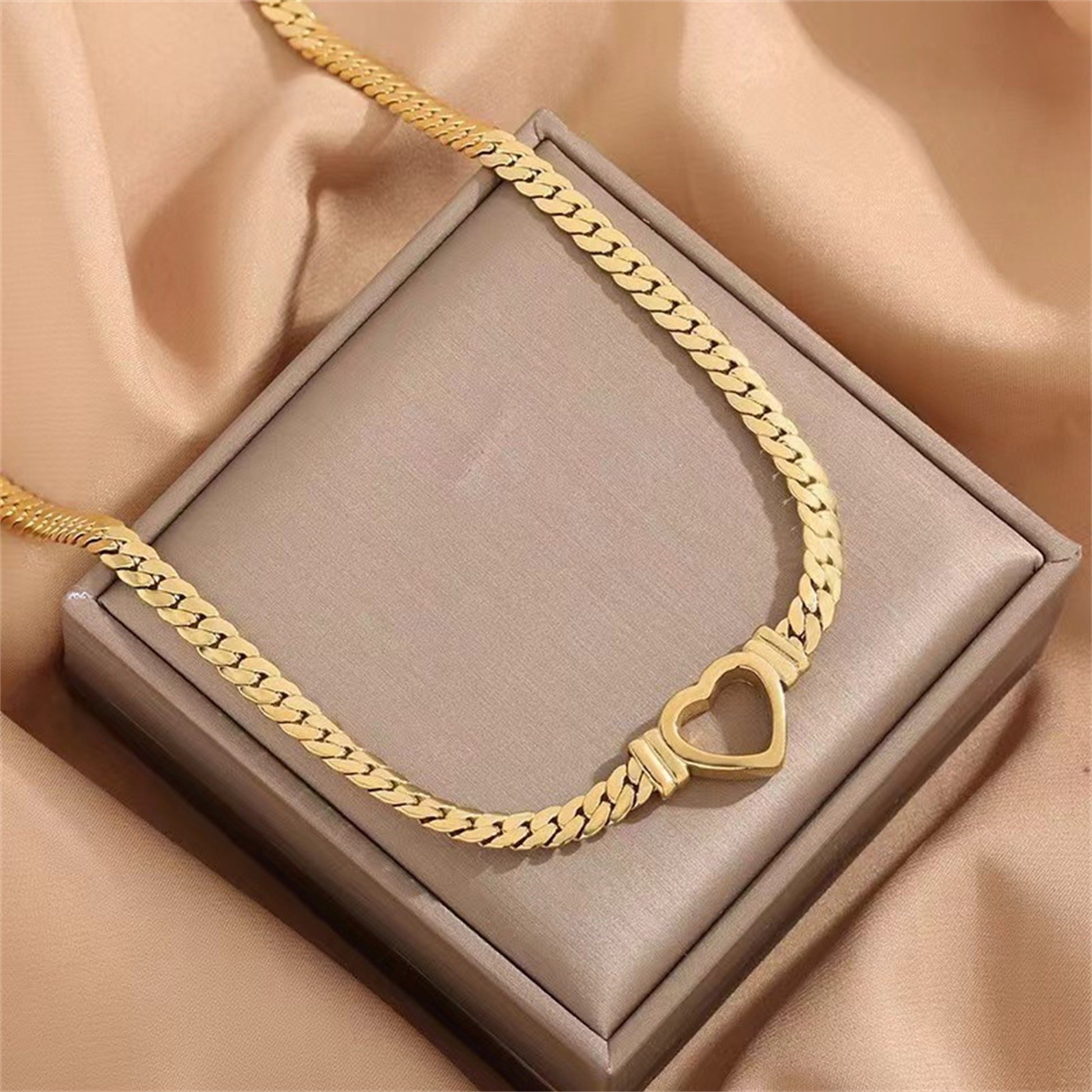 Personalized Love Chain Necklace Bracelet For Women Fashion Titanium S
 Product information:
 


 Material: stainless steel
 
 Processing: Electroplating
 
 Shape: Heart
 
 Chain style: Cuban chain


 
 Packing list:

Bracelet/NecklaceWomen's JewelryShoparamas.comPersonalized Love Chain Necklace Bracelet