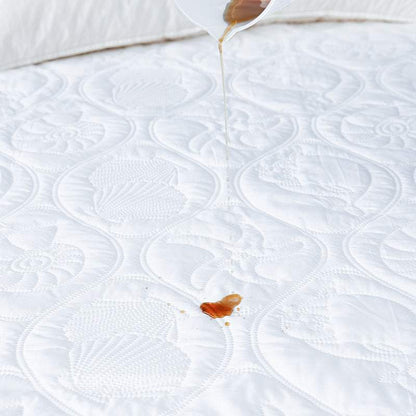 Moisture-proof mattress protector
 Product Category: Bed Cover
 
 Material: 100% polyester fiber
 
 pattern: plain
 
 Weaving process: Ultrasonic embossing
 
 Pillowcase: paired with ordinary solid Bedding & DecorShoparamas.comMoisture-proof mattress protector